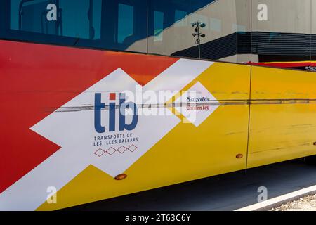 Felanitx, Espagne ; novembre 05 2023 : bus de la société publique TIB, garés dans un parc industriel à Felanitx, île de Majorque, Espagne Banque D'Images