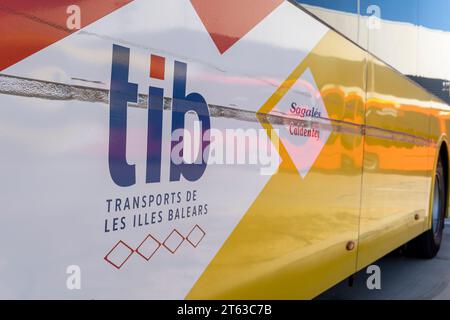 Felanitx, Espagne ; novembre 05 2023 : bus de la société publique TIB, garés dans un parc industriel à Felanitx, île de Majorque, Espagne Banque D'Images