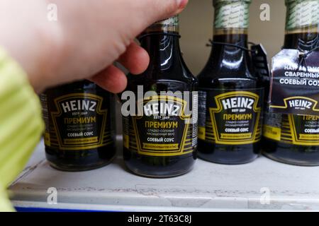 Tyumen, Russie-04 novembre 2023 : sauce au soja Heinz à vendre dans un supermarché ou un hypermarché. Mise au point sélective Banque D'Images