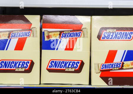 Tyumen, Russie-04 novembre 2023 : Snickers logo Candy. Les barres chocolatées sont fabriquées par Mars Inc. Banque D'Images