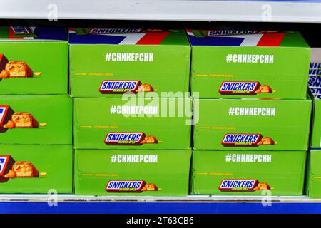 Tyumen, Russie-04 novembre 2023 : barre de chocolat logo Snickers sur les étagères de l'hypermarché. Acheter des bonbons. Banque D'Images
