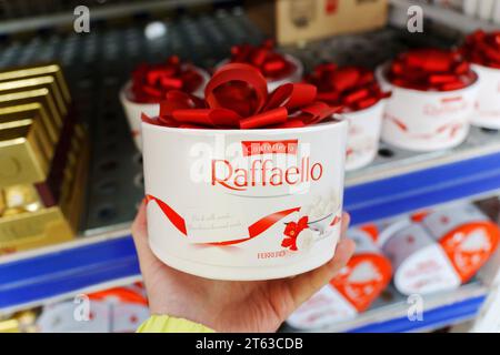 Tyumen, Russie-04 novembre 2023 : Raffaello est une confiserie aux amandes et noix de coco fabriquée par Ferrero. Mise au point sélective Banque D'Images