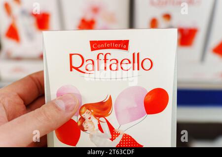 Tyumen, Russie-04 novembre 2023 : Raffaello est un bonbon sphérique aux amandes de noix de coco fabriqué par Ferrero spa Banque D'Images