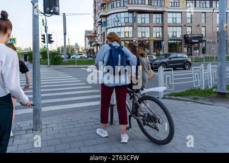 Tyumen, Russie-04 novembre 2023 : logo de la société Sketchers sur les sacs à dos dans le paysage urbain. Mise au point sélective Banque D'Images