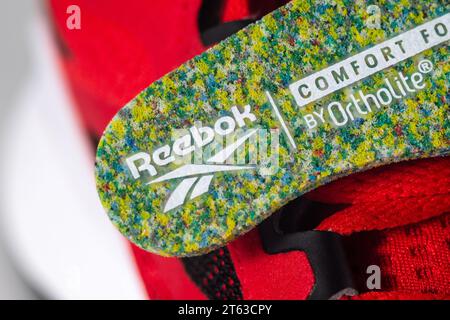 Tyumen, Russie-03 août 2023 : sneakers Reebok rouges modernes. Nanoflex TR V2. Banque D'Images