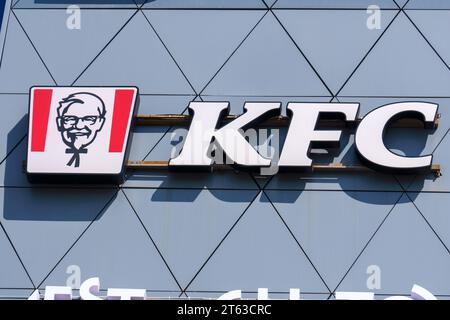 Tyumen, Russie-09 août 2023 : KFC logo close Up est une chaîne de restauration rapide américaine. Banque D'Images