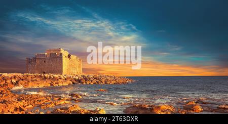 Château du port de Pafos à Pathos, Chypre, image de bannière panoramique. Banque D'Images