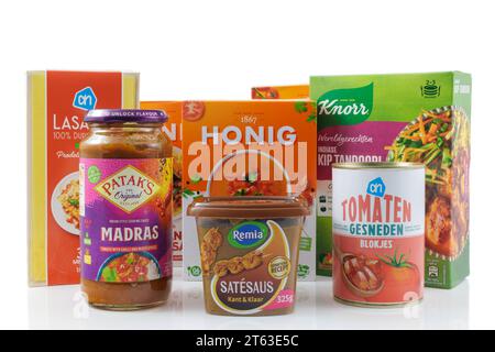 Dieren, pays-Bas - 27 octobre 2023 : mélanges de repas néerlandais et sauces prêtes à l'emploi des marques Knorr, Honig, Patak, Remia et AH à Dieren Banque D'Images