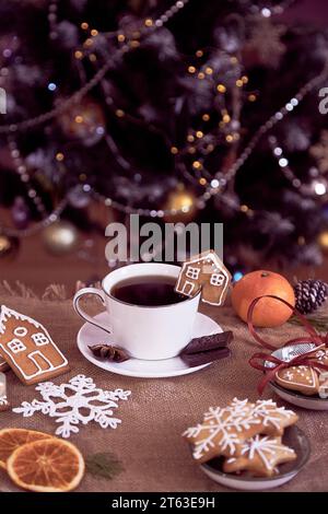 Mise en place de la table d'hiver. Nourriture de Noël faite à la main - biscuits au gingembre et chocolat chaud. Maison chaleureuse et confortable. Fond de Noël. Banque D'Images