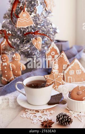 Esthétique table d'hiver établissant la nourriture de Noël. Mignons biscuits au gingembre et café chaud. Maison chaleureuse et confortable. Du temps pour vous. Banque D'Images