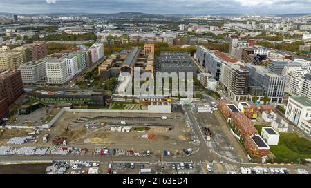 Exclusif - une vue aérienne du village olympique de Paris 2024 le 3 novembre 2023 à Saint-Denis, banlieue parisienne, France. A un an des Jeux Olympiques de Paris 2024, la construction du Village qui accueillera quelque 14 000 athlètes bat son plein dans le département de la Seine-Saint-Denis, le plus pauvre de France métropolitaine. SOLIDEO, l’institution publique chargée de la construction des Jeux Olympiques, promet que le village olympique laissera un héritage durable dans la zone ouvrière, où 25% des habitants vivent en dessous du seuil de pauvreté. Une fois les Jeux terminés, le village le fera Banque D'Images