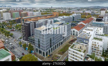 Exclusif - une vue aérienne du village olympique de Paris 2024 le 3 novembre 2023 à Saint-Denis, banlieue parisienne, France. A un an des Jeux Olympiques de Paris 2024, la construction du Village qui accueillera quelque 14 000 athlètes bat son plein dans le département de la Seine-Saint-Denis, le plus pauvre de France métropolitaine. SOLIDEO, l’institution publique chargée de la construction des Jeux Olympiques, promet que le village olympique laissera un héritage durable dans la zone ouvrière, où 25% des habitants vivent en dessous du seuil de pauvreté. Une fois les Jeux terminés, le village le fera Banque D'Images