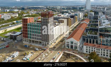 Exclusif - une vue aérienne du village olympique de Paris 2024 le 3 novembre 2023 à Saint-Denis, banlieue parisienne, France. A un an des Jeux Olympiques de Paris 2024, la construction du Village qui accueillera quelque 14 000 athlètes bat son plein dans le département de la Seine-Saint-Denis, le plus pauvre de France métropolitaine. SOLIDEO, l’institution publique chargée de la construction des Jeux Olympiques, promet que le village olympique laissera un héritage durable dans la zone ouvrière, où 25% des habitants vivent en dessous du seuil de pauvreté. Une fois les Jeux terminés, le village le fera Banque D'Images