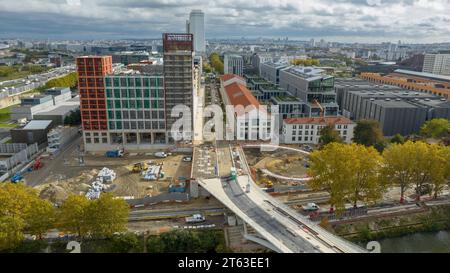 Exclusif - une vue aérienne du village olympique de Paris 2024 le 3 novembre 2023 à Saint-Denis, banlieue parisienne, France. A un an des Jeux Olympiques de Paris 2024, la construction du Village qui accueillera quelque 14 000 athlètes bat son plein dans le département de la Seine-Saint-Denis, le plus pauvre de France métropolitaine. SOLIDEO, l’institution publique chargée de la construction des Jeux Olympiques, promet que le village olympique laissera un héritage durable dans la zone ouvrière, où 25% des habitants vivent en dessous du seuil de pauvreté. Une fois les Jeux terminés, le village le fera Banque D'Images