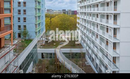 Exclusif - une vue aérienne du village olympique de Paris 2024 le 3 novembre 2023 à Saint-Denis, banlieue parisienne, France. A un an des Jeux Olympiques de Paris 2024, la construction du Village qui accueillera quelque 14 000 athlètes bat son plein dans le département de la Seine-Saint-Denis, le plus pauvre de France métropolitaine. SOLIDEO, l’institution publique chargée de la construction des Jeux Olympiques, promet que le village olympique laissera un héritage durable dans la zone ouvrière, où 25% des habitants vivent en dessous du seuil de pauvreté. Une fois les Jeux terminés, le village le fera Banque D'Images