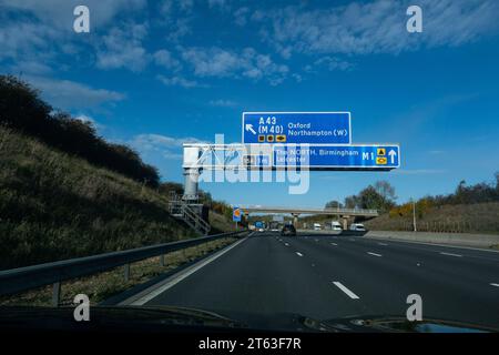 Un panneau autoroute pour Oxford et Northampton sur la M1 crédit : SMP News / Alamy Live News Banque D'Images