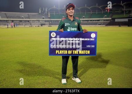 Le capitaine Nigar Sultana Joty devient l'homme du match alors que l'équipe féminine de cricket du Bangladesh décroche le deuxième ODI de la série de trois matchs contre Pakist Banque D'Images