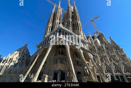 Vue frontale ultra large de l'église catholique romaine la Sagrada Familia de Barcelone. Le style architectural est le modernisme catalan avec le gothique espagnol Banque D'Images