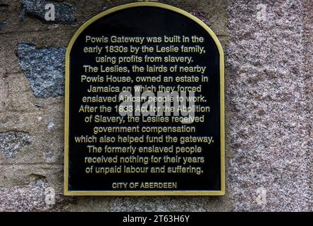 Plaque installée en 2022 sur le Powis Gateway, Université d'Aberdeen, Old Aberdeen, Écosse, Royaume-Uni. Reconnaître l'héritage de l'esclavage à l'Université. Banque D'Images