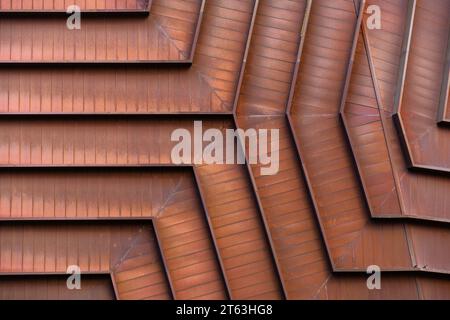 Fond de texture de surface de détail architectural avec motif polygonal, formes en relief Banque D'Images