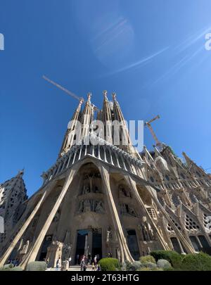 Vue frontale ultra large de l'église catholique romaine la Sagrada Familia de Barcelone. Le style architectural est le modernisme catalan avec le gothique espagnol Banque D'Images