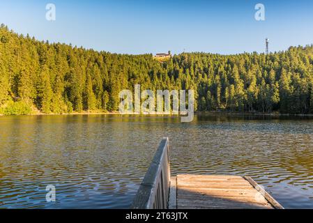 Ambiance matinale au lac Mummelsee dans la Forêt Noire, vue sur le Hornisgrinde, Parc National de la Forêt Noire, Seebach, Baden-Wuerttemberg, Allemagne Banque D'Images