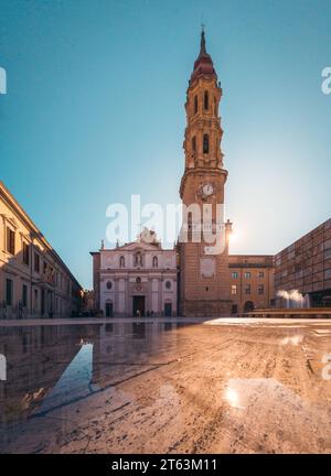 Vue à angle bas de la tour de l'horloge à la cathédrale de la Seo contre le ciel bleu clair pendant la journée ensoleillée d'été à Saragosse, Espagne Banque D'Images