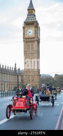 Participant 93 1902 Covert et 152 1903 Oldsmobile sur Westminster Bridge London à Brighton Veteran car Run Banque D'Images