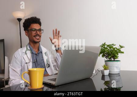 Brésilien Noir médecin ou vétérinaire travaillant à domicile. Banque D'Images