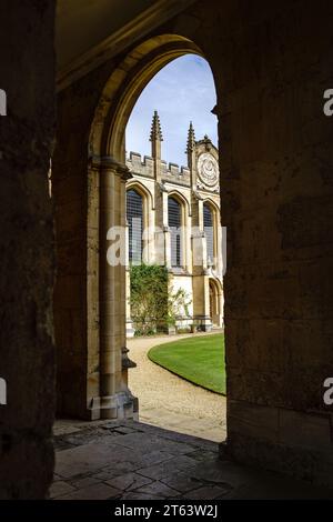 All Souls College, Oxford, Angleterre, Royaume-Uni par la porte de Radcliffe Square Banque D'Images