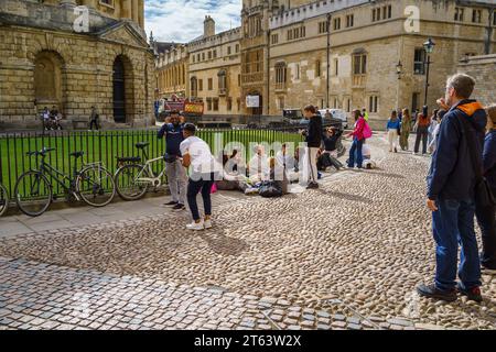 Touristes à Radcliffe Square, Oxford, Angleterre, Royaume-Uni Banque D'Images