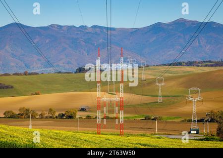 Paysage avec un mât de ligne électrique à haute tension. Banque D'Images