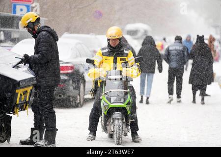 Harbin, province chinoise du Heilongjiang. 8 novembre 2023. Les livreurs travaillent dans la neige à Harbin, dans la province du Heilongjiang, au nord-est de la Chine, le 8 novembre 2023. Crédit : Wang Jianwei/Xinhua/Alamy Live News Banque D'Images