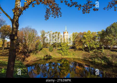 Vue sur le Teufelskuhle et le Kröpeliner Tor dans la ville hanséatique de Rostock à l'automne. Banque D'Images