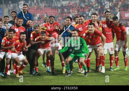 Les joueurs des Bashundhara Kings célèbrent leur victoire contre Mohun Bagan lors de leur match de rencontre en groupe D de la coupe AFC 2023-24 à la Bashundhara Kings Arena Banque D'Images