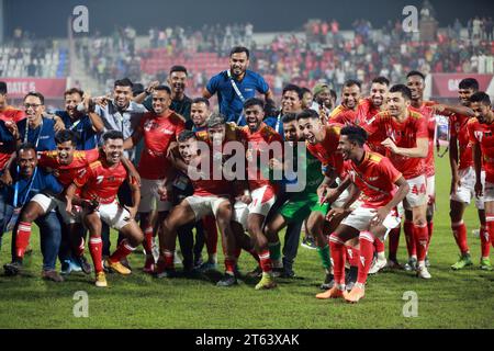 Les joueurs des Bashundhara Kings célèbrent leur victoire contre Mohun Bagan lors de leur match de rencontre en groupe D de la coupe AFC 2023-24 à la Bashundhara Kings Arena Banque D'Images