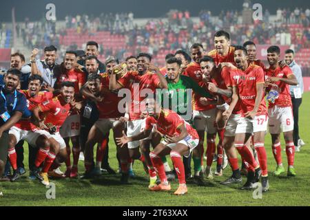 Les joueurs des Bashundhara Kings célèbrent leur victoire contre Mohun Bagan lors de leur match de rencontre en groupe D de la coupe AFC 2023-24 à la Bashundhara Kings Arena Banque D'Images