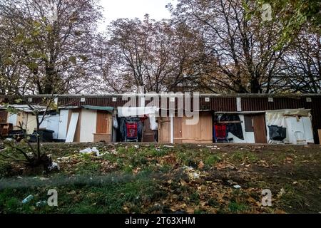 Michael Bunel/le Pictorium - exil au pays des droits de l'homme - 03/10/2019 - France/Ile-de-France (région)/Paris - opération refuge pour les réfugiés vivant dans le nord de Paris. L'un des nombreux camps de la périphérie de la porte d'Aubervilliers a été évacué. Selon les associations, 3200 personnes vivent actuellement en rude épreuve à Paris. L'un des nombreux camps bordant le périphérique entre la porte d'Aubervilliers et la porte de la Chapelle. Paris, France. 3 octobre 2019. En octobre 2015, la municipalité a présenté dix-huit engagements dans un document intitulé « mobiliser la communauté parisienne pour Banque D'Images