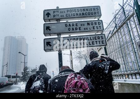 Michael Bunel/le Pictorium - exil au pays des droits de l'homme - 10/02/2018 - France/Ile-de-France (région)/Paris - trois jeunes Guinéens viennent d'arriver à la porte de la Chapelle. Ils apprendront quelques secondes plus tard qu’il n’y a pas de place dans le centre humanitaire et qu’ils devront passer la nuit dehors. 8 février 2018. Paris. France. En octobre 2015, la municipalité a présenté dix-huit engagements dans un document intitulé « mobiliser la communauté parisienne pour accueillir les réfugiés ». Le document commence par cette phrase : «Paris, comme d'autres villes de réfugiés, se lèvera au défi Banque D'Images