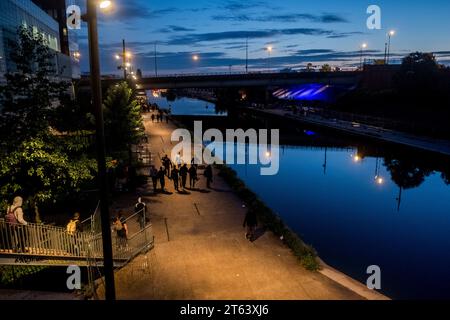 Michael Bunel/le Pictorium - exil au pays des droits de l'homme - 30/05/2018 - France/Ile-de-France (région)/Paris - les migrants rejoignent le bidonville avant l'arrivée des forces de l'ordre pour l'évacuation du camp millenaire. Il s’agit du 35e démantèlement à Paris en 3 ans. Les personnes doivent être emmenées dans des centres d'hébergement pendant que leurs situations administratives sont étudiées. 30 mai 2018. Paris. France. En octobre 2015, la municipalité a présenté dix-huit engagements dans un document intitulé « mobiliser la communauté parisienne pour accueillir les réfugiés ». Le document s'ouvre avec Banque D'Images