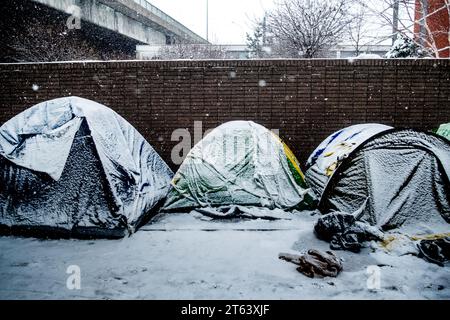 Michael Bunel/le Pictorium - exil au pays des droits de l'homme - 10/02/2018 - France/Ile-de-France (région)/Paris - tentes enneigées dans le quartier de la porte de la Chapelle. Paris, France. Février 2018. En octobre 2015, la municipalité a présenté dix-huit engagements dans un document intitulé « mobiliser la communauté parisienne pour accueillir les réfugiés ». Le document commence par cette phrase : «Paris, comme d'autres villes de réfugiés, relèvera le défi d'accueillir les nombreux migrants qui arrivent actuellement en Europe». Un an plus tard, et avec la ville de Paris déjà du mal à remplir sa communication Banque D'Images