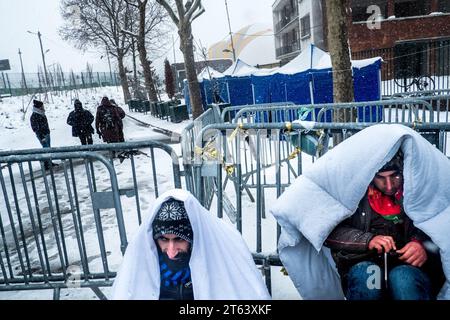 Michael Bunel/le Pictorium - exil au pays des droits de l'homme - 10/02/2018 - France/Ile-de-France (région)/Paris - deux réfugiés font la queue dans la neige pour entrer dans le centre humanitaire de la porte de la Chapelle. Les deux hommes ont été refoulés pour 5 et 7 jours respectivement en raison du manque de place.8 février 2018. Paris. France. En octobre 2015, la municipalité a présenté dix-huit engagements dans un document intitulé « mobiliser la communauté parisienne pour accueillir les réfugiés ». Le document commence par cette phrase: "Paris, comme d'autres villes de réfugiés, relèvera le défi de l'accueil de l'homme Banque D'Images