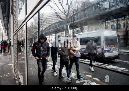 Michael Bunel/le Pictorium - exil au pays des droits de l'homme - 10/02/2018 - France/Ile-de-France (région)/Paris - un groupe de jeunes Afghans quitte les bureaux de France terre d'asile où l'un d'eux a obtenu un rendez-vous pour sa demande d'asile. 8 février 2018. Paris. France. En octobre 2015, la municipalité a présenté dix-huit engagements dans un document intitulé « mobiliser la communauté parisienne pour accueillir les réfugiés ». Le document commence par cette phrase: "Paris, comme d'autres villes de réfugiés, relèvera le défi d'accueillir les nombreux migrants qui arrivent actuellement en Europe Banque D'Images