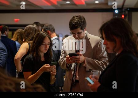 Louisville, États-Unis. 07 novembre 2023. Les participants suivent les résultats des élections sur leurs téléphones lors d'une fête de surveillance des républicains du Kentucky au Louisville Marriott Downtown à Louisville, Kentucky, le mardi 7 novembre 2023. (Photo de Christian Monterrosa/Sipa USA) crédit : SIPA USA/Alamy Live News Banque D'Images