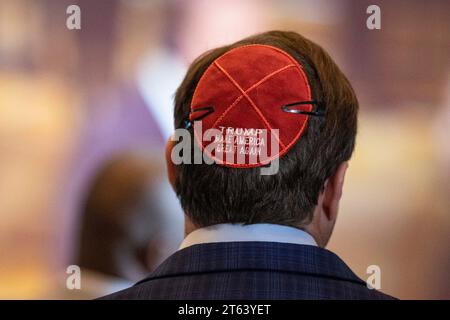Louisville, États-Unis. 07 novembre 2023. Un homme porte une Kippah en soutien à l’ancien président Donald Trump au Louisville Marriott Downtown à Louisville, Kentucky, le mardi 7 novembre 2023. (Photo de Christian Monterrosa/Sipa USA) crédit : SIPA USA/Alamy Live News Banque D'Images