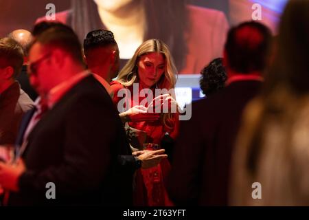 Louisville, États-Unis. 07 novembre 2023. Les participants suivent les résultats des élections sur leurs téléphones lors d'une fête de surveillance des républicains du Kentucky au Louisville Marriott Downtown à Louisville, Kentucky, le mardi 7 novembre 2023. (Photo de Christian Monterrosa/Sipa USA) crédit : SIPA USA/Alamy Live News Banque D'Images
