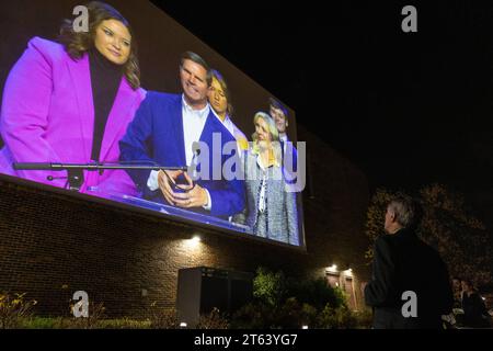 Louisville, États-Unis. 07 novembre 2023. Un homme regarde Andy Beshear prononcer un discours de victoire après avoir remporté l'élection du gouverneur à Louisville, Kentucky, le mardi 7 novembre 2023. (Photo de Christian Monterrosa/Sipa USA) crédit : SIPA USA/Alamy Live News Banque D'Images