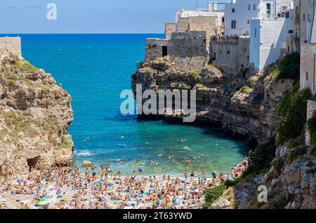 POLIGNANO A MARE, ITALIE, 11 JUILLET 2022 - vue sur la plage de Polignano a Mare, province de Bari, Pouilles, Italie Banque D'Images