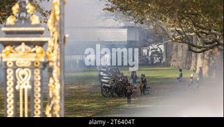 Londres, Royaume-Uni. 7 novembre 2023. Pomp et cérémonie alors que SM le roi Charles III assiste à l’ouverture d’État du Parlement où il prononce son premier discours du monarque établissant le programme du gouvernement pour l’année à venir. Le Kings Troop Royal Horse Artillery donne un salut de 41 canons de la Broad Walk à Green Park. Banque D'Images