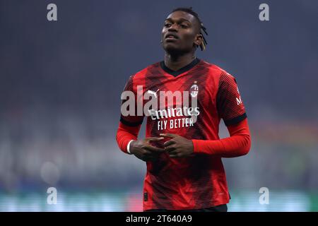Milan, Italie. 07 novembre 2023. Rafael Leao de l'AC Milan regarde pendant le match de football de l'UEFA Champions League entre l'AC Milan et le Paris Saint-Germain FC au Stadio Giuseppe Meazza le 7 novembre 2023 à Milan, Italie . Crédit : Marco Canoniero/Alamy Live News Banque D'Images